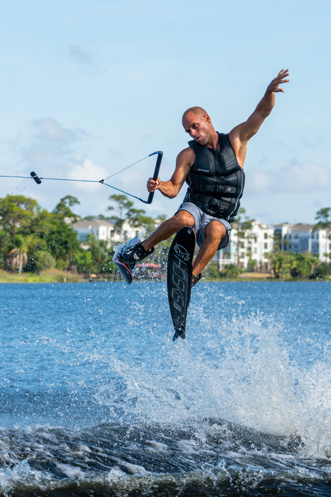 Image of Shaun Murray waterskiing.