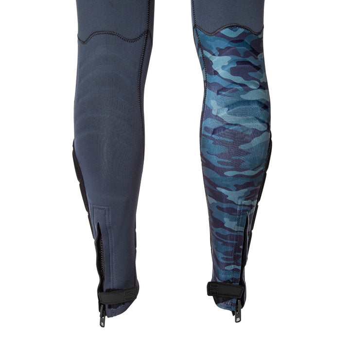 Zipper view of the Jetpilot F-86 Sabre John wetsuit Gray Camo colorway.